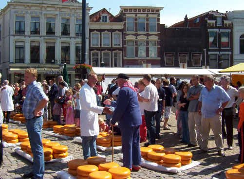 Gouda Kaasmarkt waar kazen worden verhandeld.