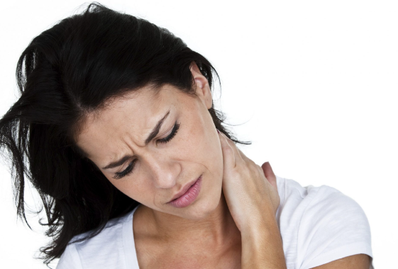 vrouw last van krakende nek stress