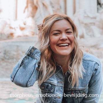 Lachende vrouw met blond haar