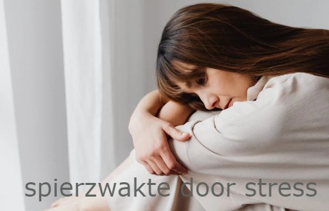 Vrouw met lang los donkerblond haar en zit shirt heeft last van spierzwakte door stress.