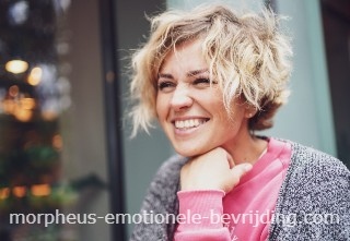 Vrouw met blond haar en roze trui is blij met verstopte neus door stress behandeling die werkt.