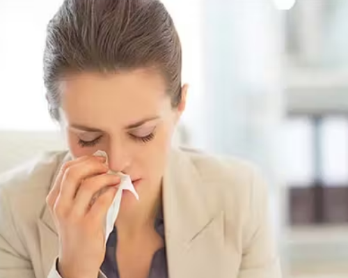 Vrouw met donkerblond haar vraagt zich af wat de verstopte neus stress oorzaak is.