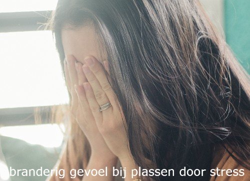 vrouw last van branderig gevoel plassen door stress