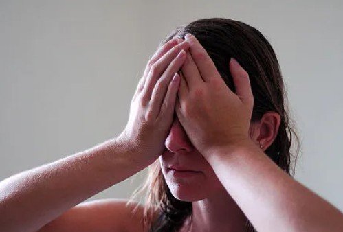 Vrouw doet Eye Palming voor stress vermindering.