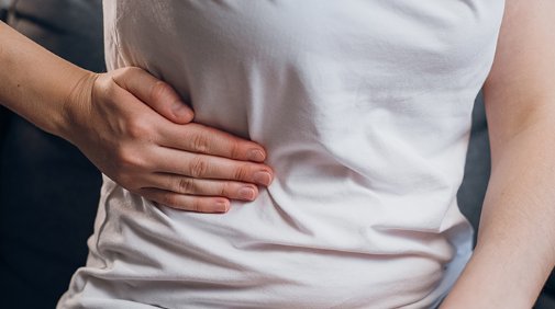 Vrouw voelt dat stress leverpijn kan veroorzaken.