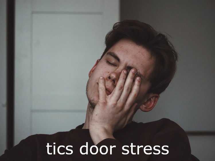 Man heeft last van tics door stress.